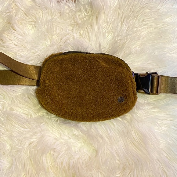 Lululemon Burnt Caramel Fleece Everywhere Belt Bag - Picture 2 of 10